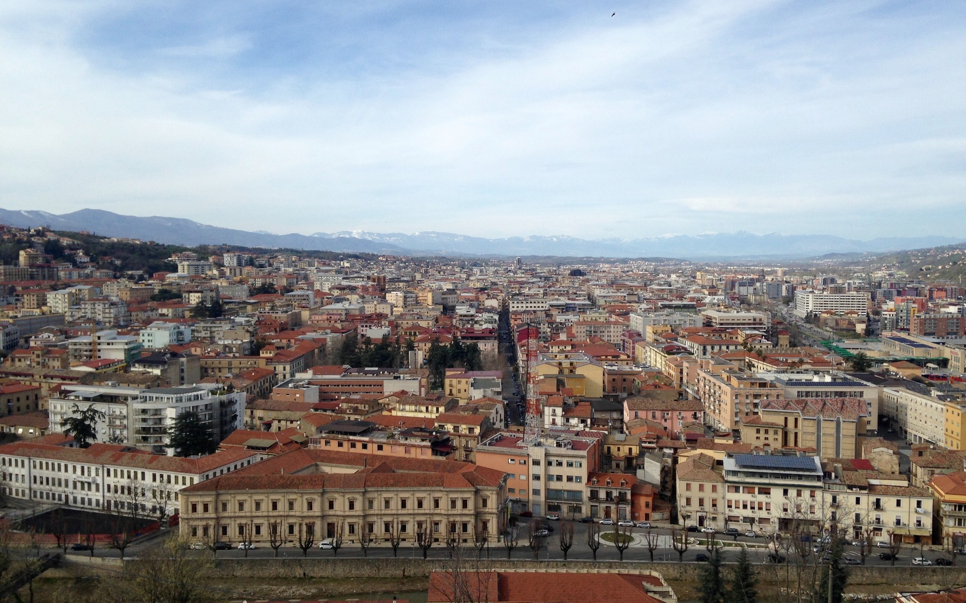 Cosenza e la Valle del Crati viste dall'alto